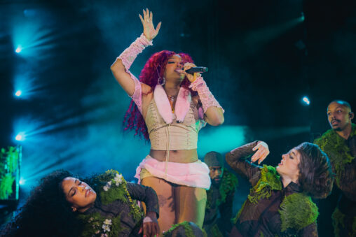 SZA performing on the GNX tour with her dancers.